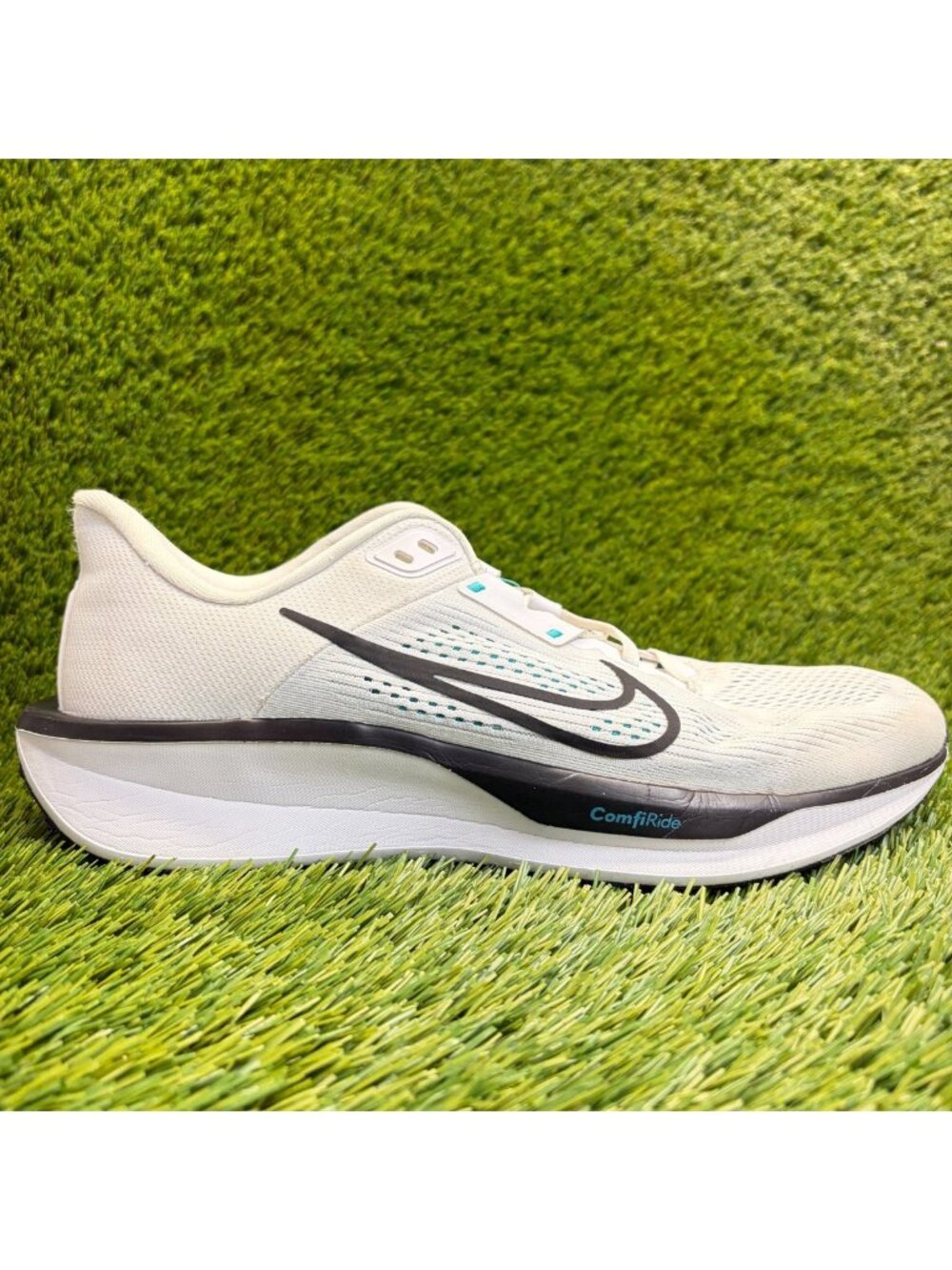 Nike Quest 6 Mens Size 11 White Black Athletic Running Walking Shoes Sneakers
